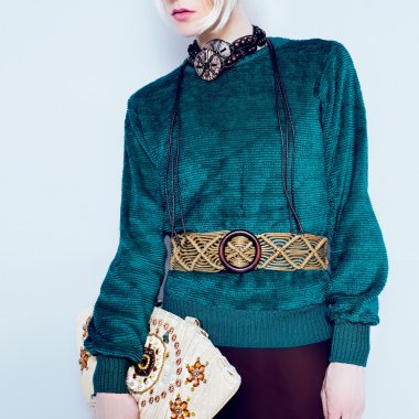 Boho tarzı çekici kadın. Bahar moda aksesuarları. Etno Bel