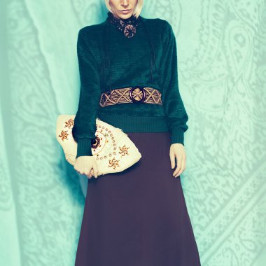 Boho tarzı çekici kadın. Bahar moda aksesuarları. Etno Bel