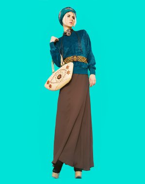 Boho tarzı çekici kadın. Bahar moda aksesuarları. Etno fas