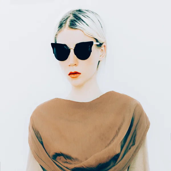Blondine mit Luxus-Sonnenbrille. Sonnenbrille Katzenaugen Trend des Jahres — Stockfoto
