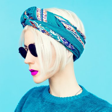 Fularlı sarışın. Sezonun Trendy Moda Aksesuar