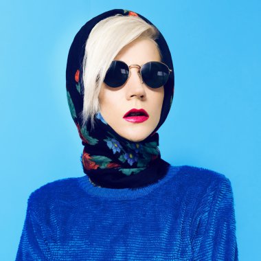 Geleneksel Rus eşarp sarışın modelinde. Göz alıcı moda styl