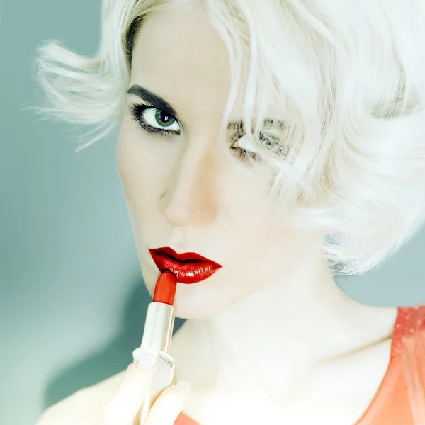Sensuell blond dam med rött läppstift. stil lyx — Stockfoto
