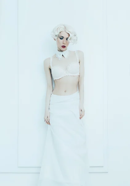 Sensuella bruden i vit inredning. Underkläder. Lyxiga stil. Bröll — Stockfoto