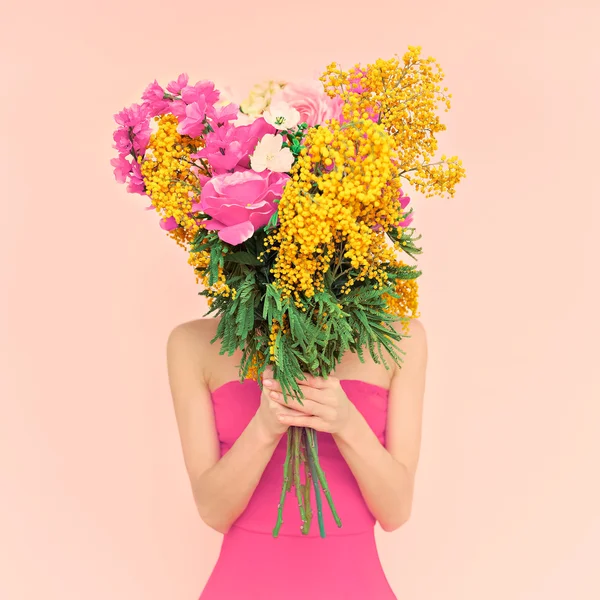 Κορίτσι με μπουκέτο λουλούδια στα χέρια της. Λουλούδια, η άνοιξη, Ρόμα — Φωτογραφία Αρχείου