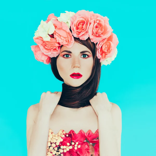Pani wiosna moda z kwiatów wieniec na głowę. — Zdjęcie stockowe