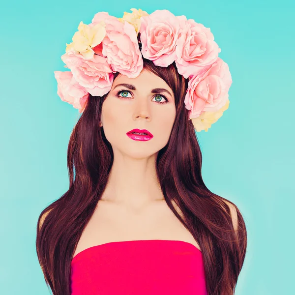 Sensuele brunette dame met bloemen krans op haar hoofd. Rozen, Spr — Stockfoto