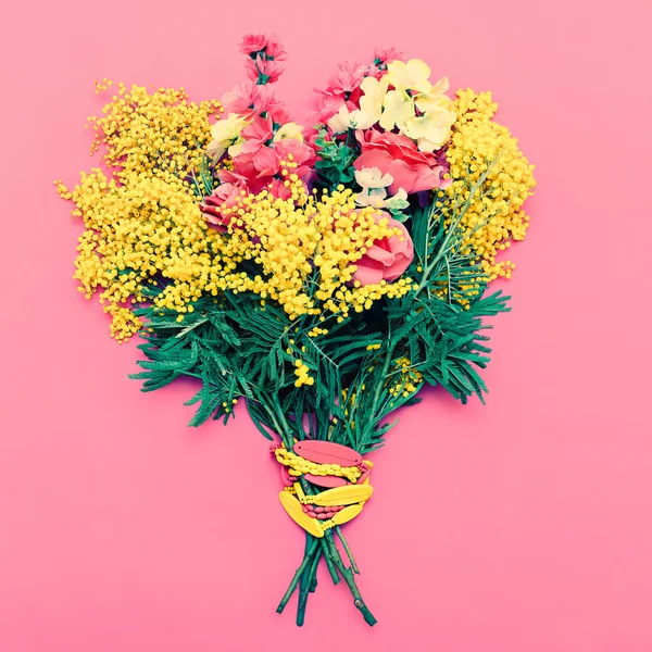Buquê de flores no fundo rosa. , Feriado, Amor, Dia da Mulher — Fotografia de Stock