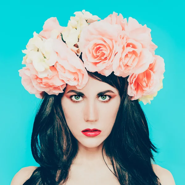 Sensual brunette lady with floral wreath on her head. Roses, Spr — Stock Photo, Image
