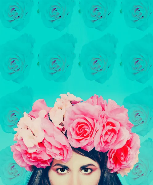 Menina com flores na cabeça. Fundo floral. Março 8 Estilo — Fotografia de Stock