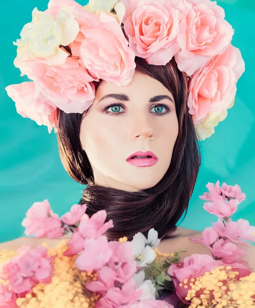 Brunette lady with floral wreath on her head. Roses, Spring, Rom — Stock Photo, Image