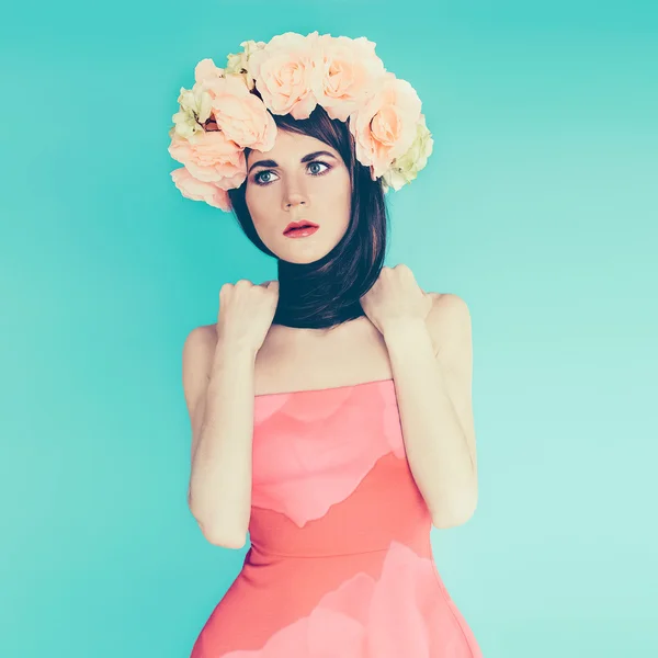 Sensual brunette lady with floral wreath on her head. Roses, Spr — Stock Photo, Image