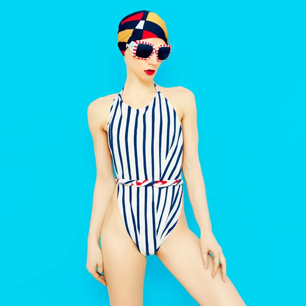 Modisches Mädchen im Vintage-Badeanzug. nautischen Stil. Sommerfas — Stockfoto