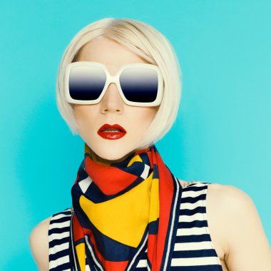 Moda yaz Aksesuar çekici sarışın. Geo ile eşarp