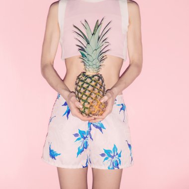 Tropik kız holding ananas. Moda vanilya yaz styl