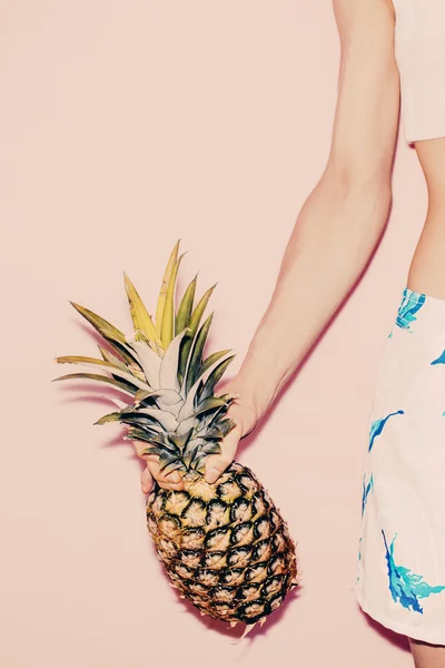 Tropiska sommaren. Mode flicka med ananas. vanilj stil — Stockfoto