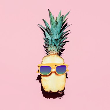 Hipster ananas moda aksesuarları ve meyve. Vanilya stili.