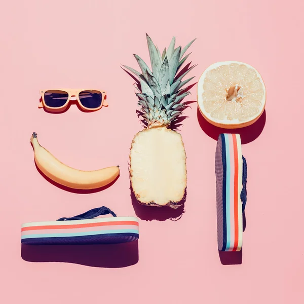 Yaz plaj ayarlayın. Moda aksesuarları ve meyve. Vanilya stili.