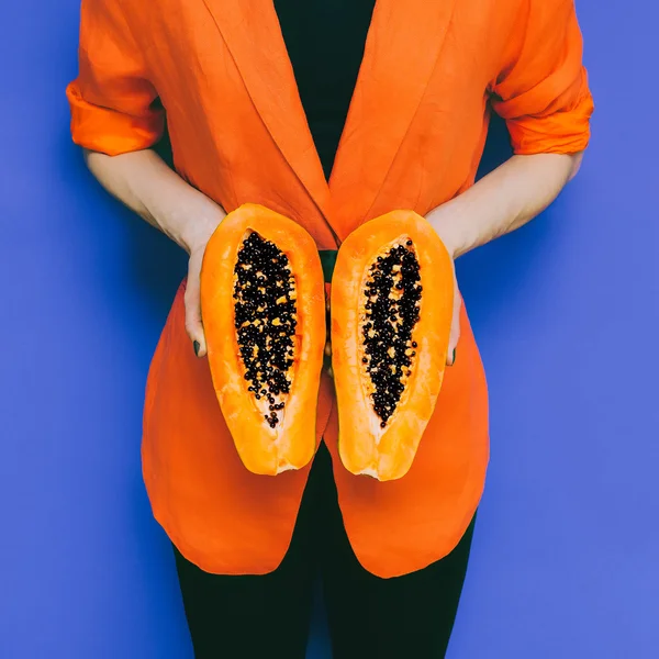 Mode foto. Model met papaya fruit. — Stockfoto