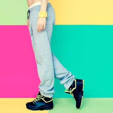 Bacaklar, parlak arka plan üzerinde dansçı. Moda spor stil