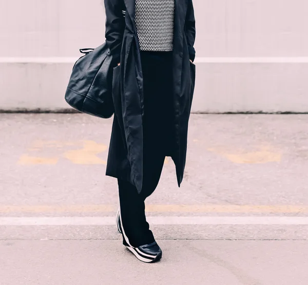 Modelo en la calle. Elegante lok urbano. Zapatillas de deporte de moda — Foto de Stock