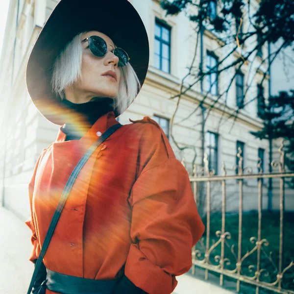 Vintage girl on the city street. Vintage girl on the city street — Stock Photo, Image