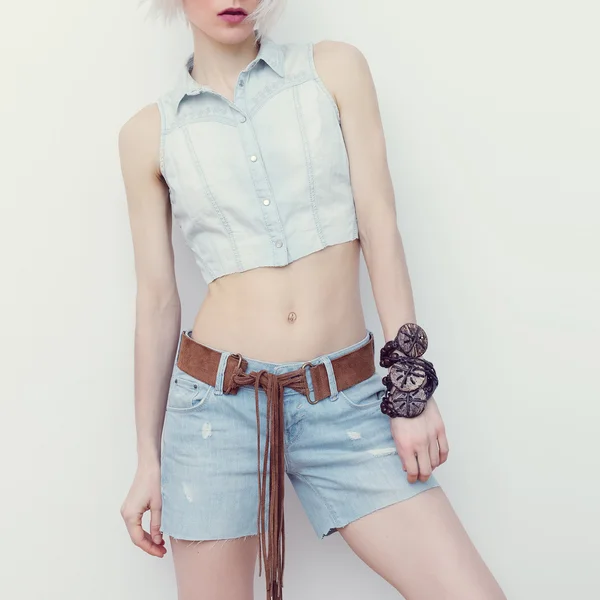 Sinnliche blonde Mädchen Sommer. Jeansstil — Stockfoto