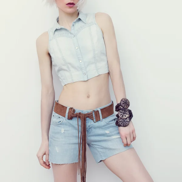 Sensuele blond meisje zomer. Denim stijl — Stockfoto