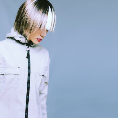 Trendy asimetrik saç kesimi ile model. moda portre