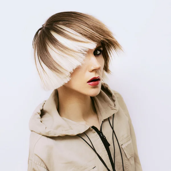 Menina com corte de cabelo assimétrico na moda. retrato de moda — Fotografia de Stock