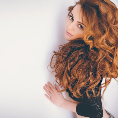 Uzun kıvırcık saçlı şehvetli Kızıl saçlı modeli