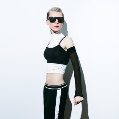 Spor giyim ve Aksesuar moda model. Siyah ve beyaz arpacık