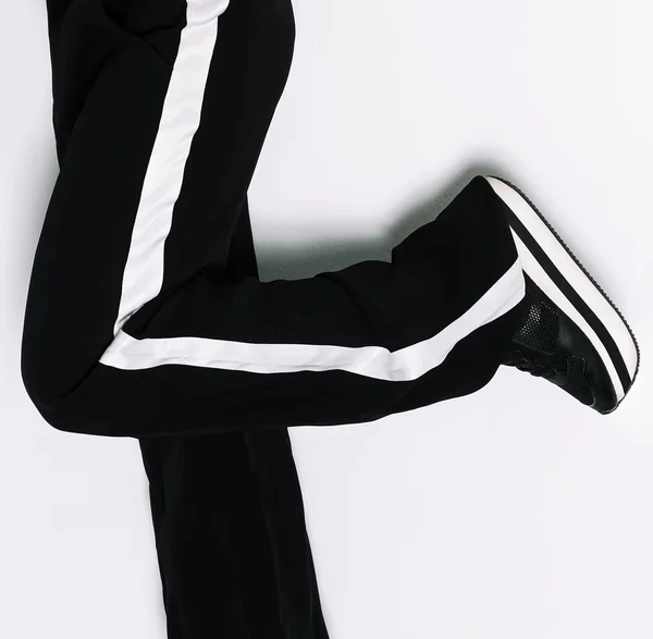 Modello in abbigliamento sportivo. Stile bianco e nero, sneakers moda pla — Foto Stock