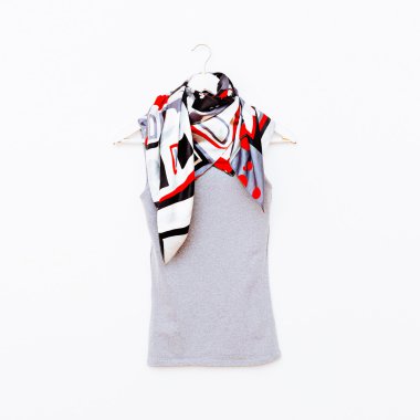 T-shirt üzerine parlak eşarp ile askı. Moda Giyim