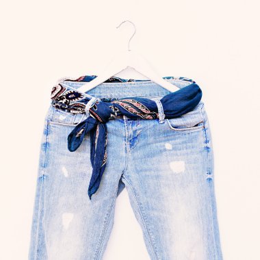 parlak eşarp-kemer denim giysi ile Türk salatalık. Moda 