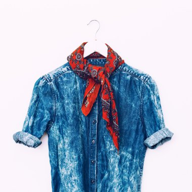denim giysi ile parlak eşarp tasarımı Türk salatalık. Fashio