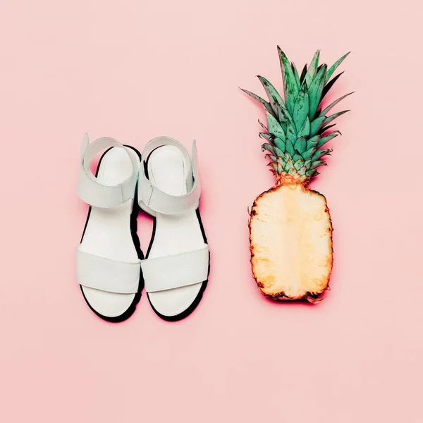 Summer fashion set. Vanilla style pineapple and sandals — Stock Photo, Image