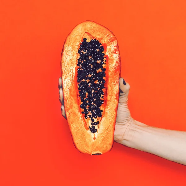 Foto de moda. brazo con fruta de papaya. color naranja en la tendencia — Foto de Stock