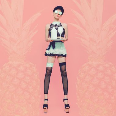 Seksi Bayan garson. Göz alıcı parti tarzı vanilya ananas geri