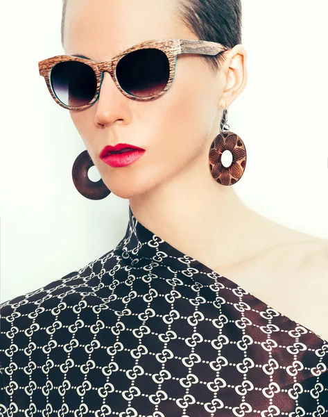 Senhora em elegante acessório de verão. Moda óculos de sol e brinco — Fotografia de Stock