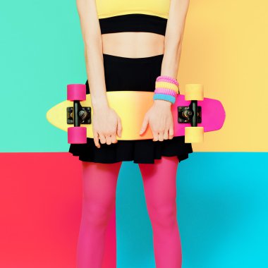 modeli holding kaykay üzerinde parlak özel batskground