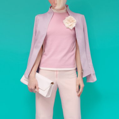 Göz alıcı yaz giysileri ile şık acce kız moda sarışın
