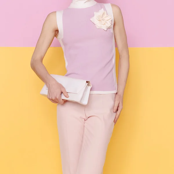 Mode Dam i glamorösa sommarkläder med eleganta accessori — Stockfoto
