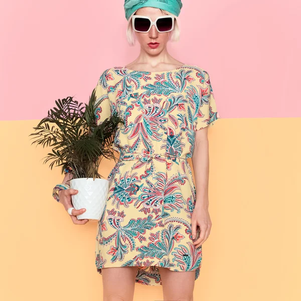 Modelo con flor en vestido de verano de moda. estilo playa — Foto de Stock