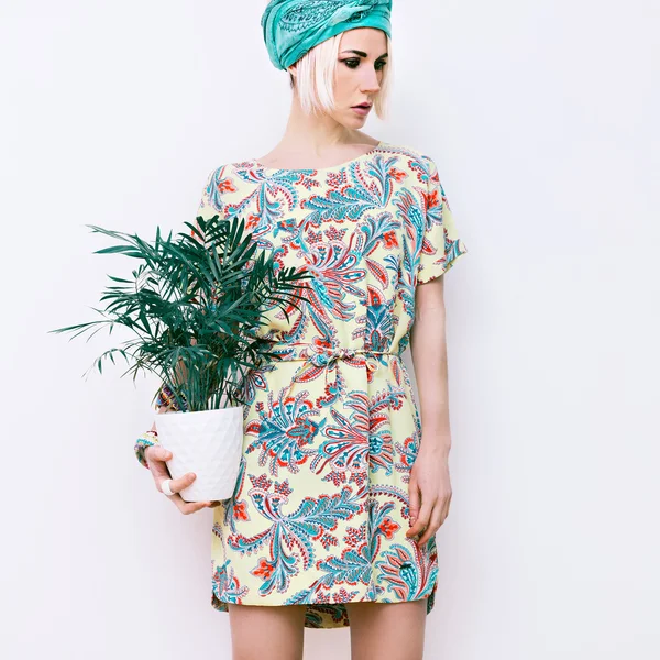 Model met bloem in trendy zomerjurk — Stockfoto