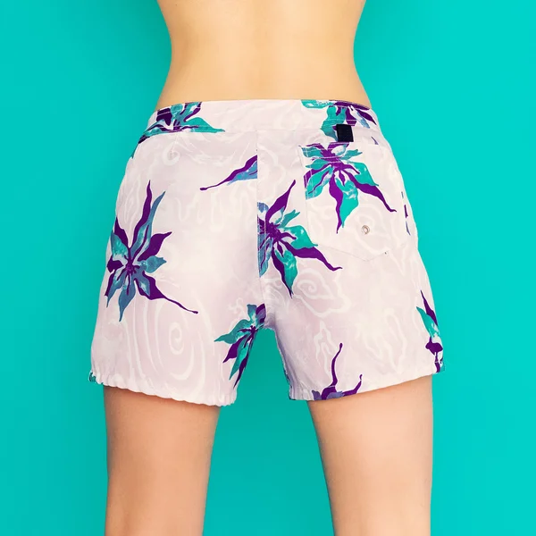 Pantalones cortos tropicales de verano. Señora de la moda. Estilo de vacaciones — Foto de Stock
