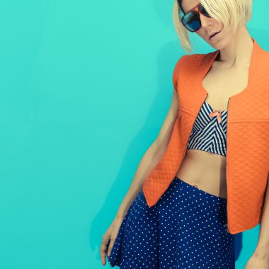 Lekeli ve moda stil birleşimini şerit. Göz alıcı delikanlı