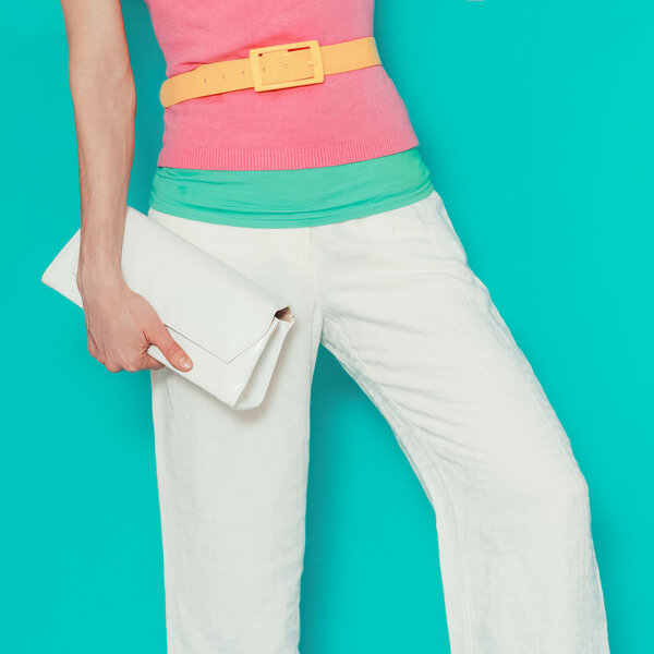 Дама в летней одежде со стильными аксессуарами
