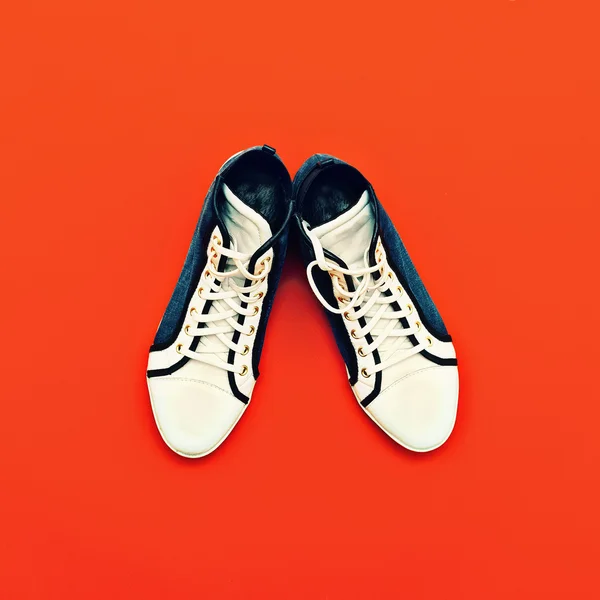 Divat cipők, világos piros háttérben — Stock Fotó