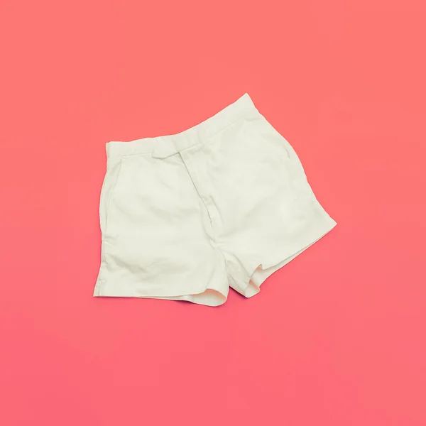 明るいピンク色の背景上のショート パンツ ホワイト — ストック写真